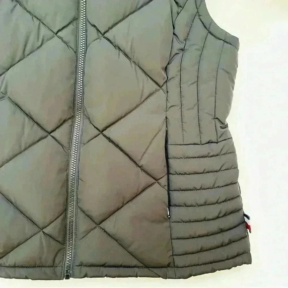 Tommy Hilfiger Black W/ Maroon Lining Crop Neck Puffer Zip Sleeveless Vest SizeM - Picture 6 of 15